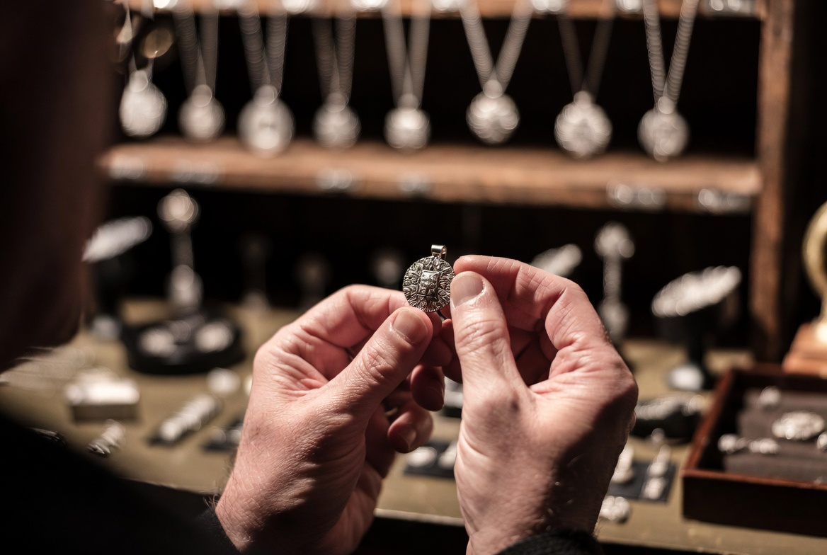 Augis : le créateur de médailles depuis six générations