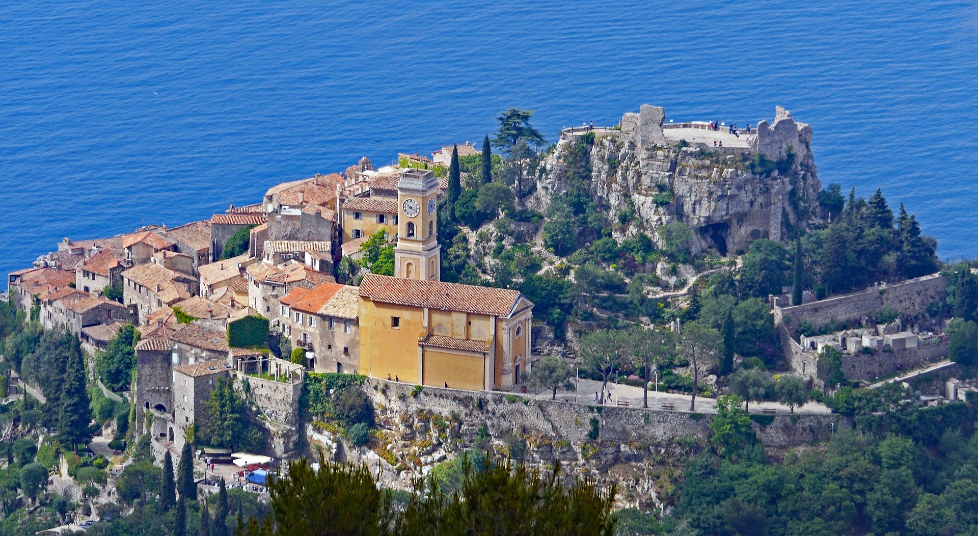 village d'eze sur la cote d'azur proche de Nice surplombant la mer