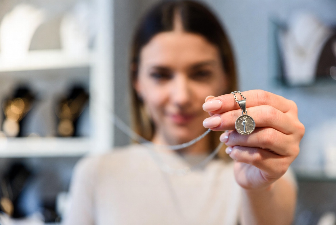 Comment vérifier la qualité d'un bijou de baptême ?